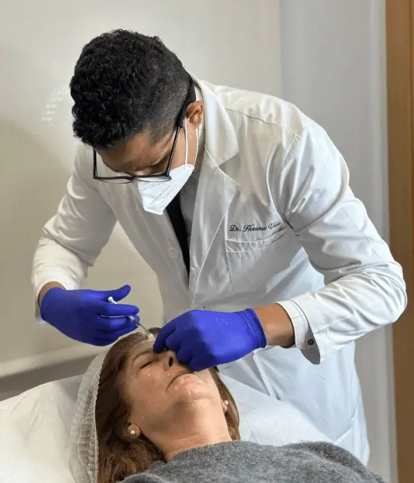 Dr. Luis Fidel Herrera Vila en consulta de medicina estética en Málaga