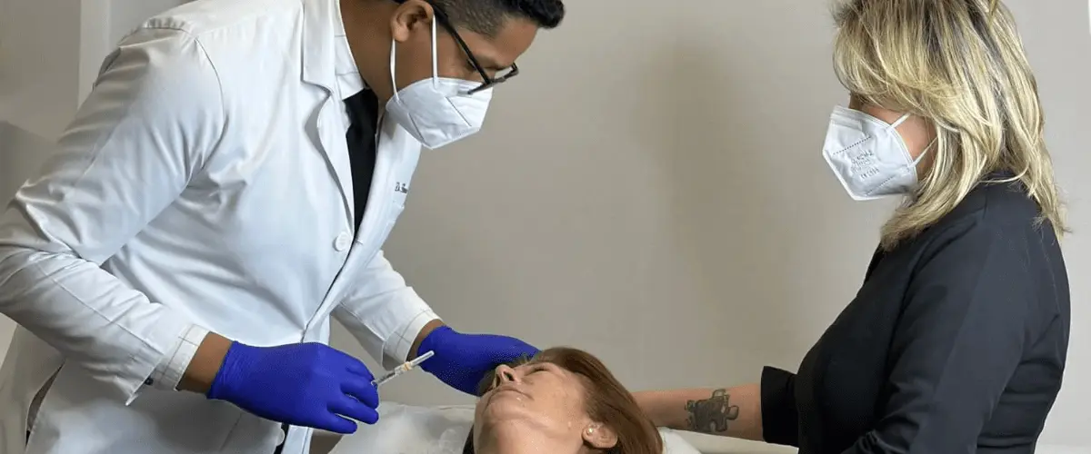 Dr. Luis Fidel Herrera Vila con su equipo en la clínica de medicina estética en Málaga