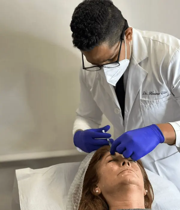 Dr. Luis Fidel Herrera Vila aplicando técnicas avanzadas de medicina estética